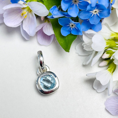 Spring - Srebrna zawieszka z niebieskim topazem