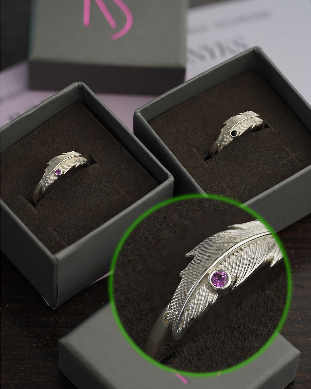 Dwa pierścionki z kolekcji Feather